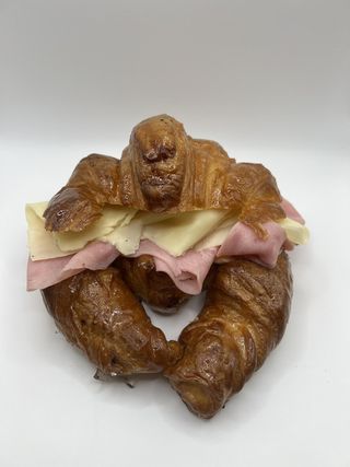 Croissant Con Mantequilla, Jamón York Y Queso