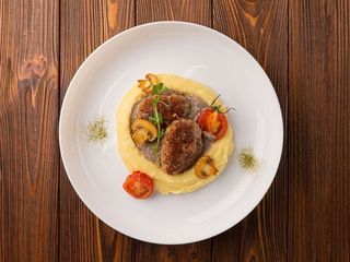 Котлети з картопляним пюре та грибним соусом (310g)
