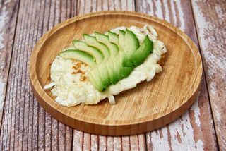 Patacón con queso y aguacate