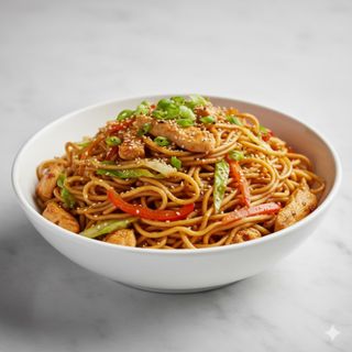 Tallarines fritos con pollo