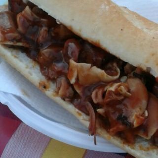 Bocadillo de oreja a la plancha con salsa brava