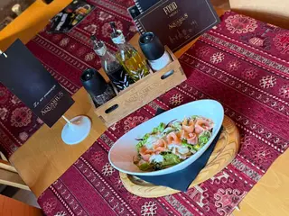 Salata sa hladno dimljenom pastrmkom