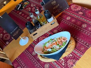 Salata sa hladno dimljenom pastrmkom