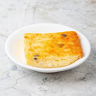 Запеканка творожная с изюмом (1 шт)