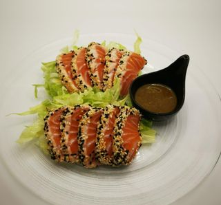 54. Salmone tataki con sesamo