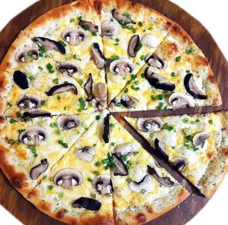 Пицца с курицей и грибами