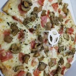 Piza carbonara becon y champiñón 