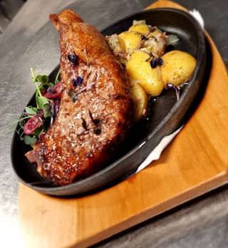 Tomahawk porc cu cartofi in coaja