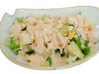 Ensalada De Pollo con salsa rosa, manzana, piña y maiz