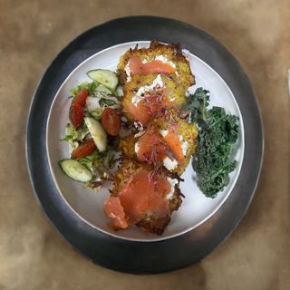 Placki ziemniaczane z łososiem