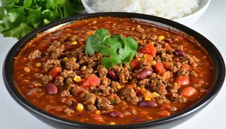 Pikantne chilli con carne z żółtym ryżem 550g