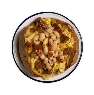 Fagioli cannellini, cavolo verza, noci e crostini di pane nero