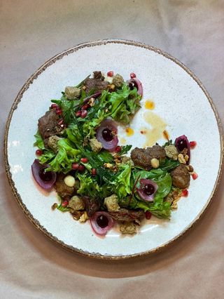 Теплий салат з карамелізованою курячою печінкою в гранатовому соусі (250г)