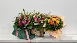 Buket ‘’standard’’ s 5 ruža i cvijećem jarkih boja 