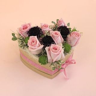 Elsker. Corazón Con 7 Rosas Rosas