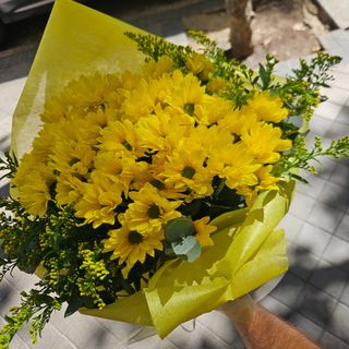 Ramo de 5 rosas amarillas tamaño L