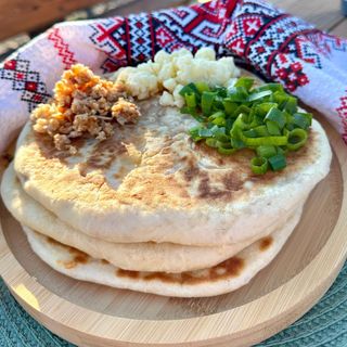 Plăcintă cu brânză, jumări și cozi de ceapă verde