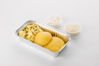 Mămăligă cu scrob, brânză şi smântână