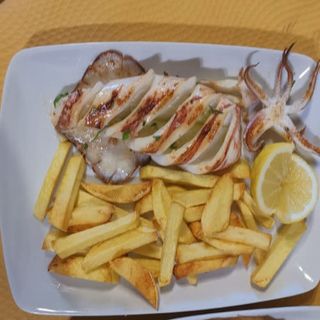 Calamar A La Plancha Con Patatas Fritas Caseras