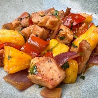 Salmón en dados salteado Teriyaki