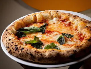 Pizza con cornicione ripieno