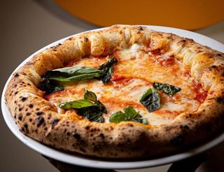 Pizza con cornicione ripieno