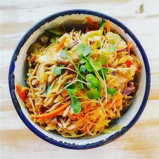 Wok de pollo sevillano con noodles