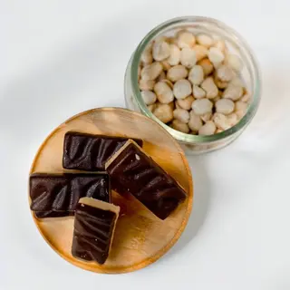 Сникерс с фъстъчено масло и кулинарен шоколад 70%