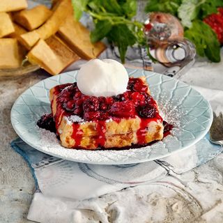 ვაფლი ბანანით,კენკრით ,შოკოლადით და ნაყინით