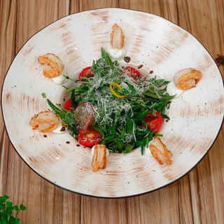 Салат руккола с креветками