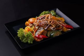 Makaron Udon z owocami morza