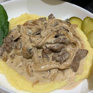 Бефстроганов с картофельным пюре (320гр)