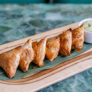 Samosas de pollo de corral al horno con salsa de aguacate y lima