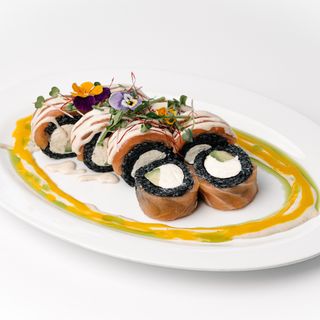 Фірмова Філадельфія з лососем та авокадо під соусом дор блю