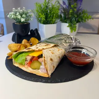 Roll de pollo con patatas y kétchup