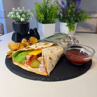 Roll de pollo con patatas y kétchup