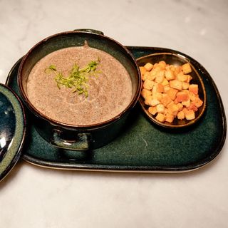 Sopa c/ flores de ovos e cogumelos