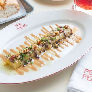 Puerro confitado con avellanas y olivas