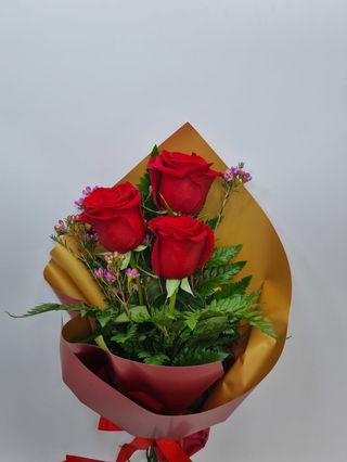 buchet 3 trandafiri rosii