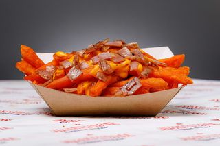 Пържени сладки картофи с чедър и бекон