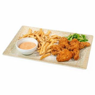 ARIPIOARE DE PUI CRISPY CU CARTOFI PRĂJIȚI ȘI SOS CALYPSO