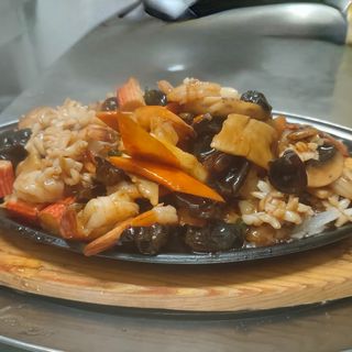 90. Морски деликатеси къкрещи върху метална плоча (600г)