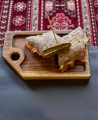 Sendvič sa hladno dimljenom pastrmkom