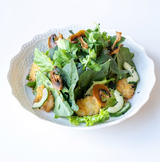 Салат с цыпленком и чипсами из шампиньонов