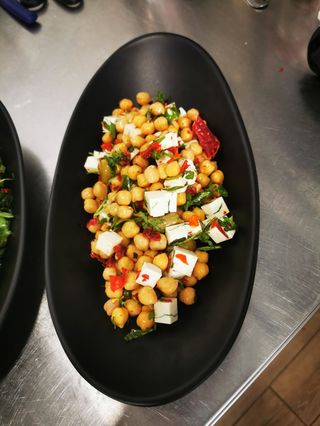 INSALATA DI CECI CON PEPERONI CRUSCHI E PRIMO SALE