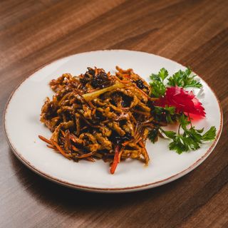 25. Slatko kiselo ljuta svinjetina sa bambusom, povrćem i crnim pečurkama