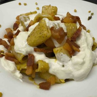 Paccheri con pistacchio, stracciatella e guanciale croccante