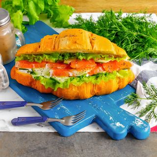 Круассан с семгой