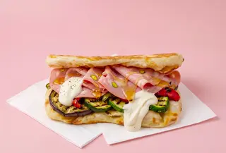 Pinsa piegata: Mortadella, verdure grigliate, miele, crema di pecorino