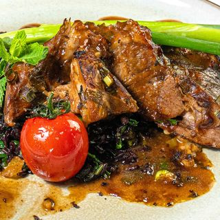 Агнешко печено с ризото от черен ориз със  спанак и стафиди 350 г